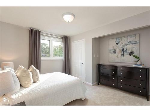 1115 Saginaw Crescent, Mississauga, ON - Indoor Photo Showing Bedroom