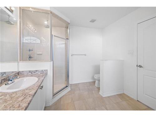 495 Queen Mary Drive, Brampton, ON - Indoor Photo Showing Bathroom