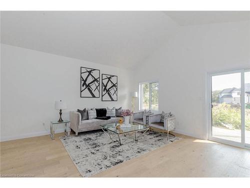 236 Mount Pleasant Street, Brantford, ON - Indoor Photo Showing Living Room