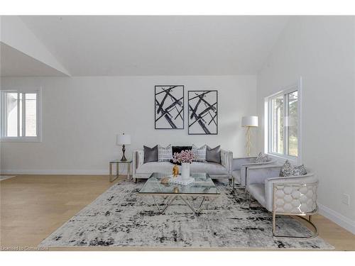 236 Mount Pleasant Street, Brantford, ON - Indoor Photo Showing Living Room