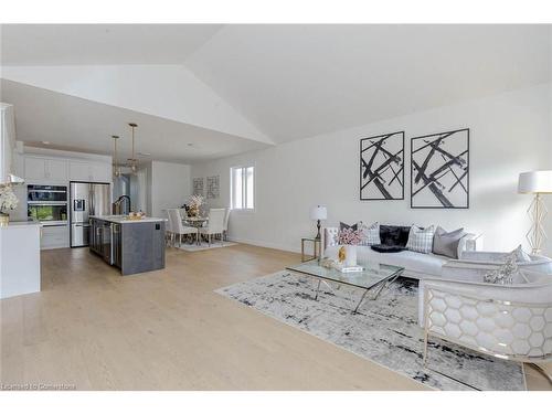 236 Mount Pleasant Street, Brantford, ON - Indoor Photo Showing Living Room