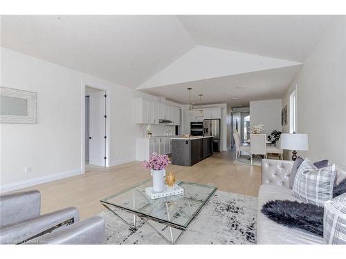 236 Mount Pleasant Street, Brantford, ON - Indoor Photo Showing Living Room