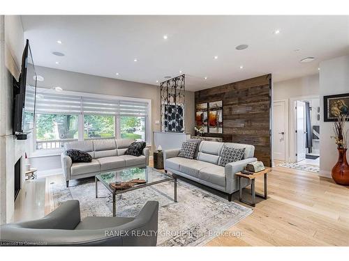 479 Bridgman Avenue, Burlington, ON - Indoor Photo Showing Living Room