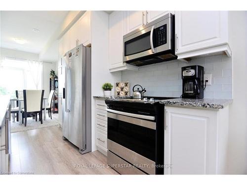 39-590 N Service Road, Hamilton, ON - Indoor Photo Showing Kitchen With Upgraded Kitchen