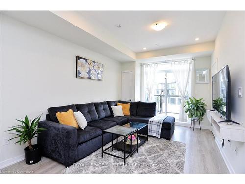 39-590 N Service Road, Hamilton, ON - Indoor Photo Showing Living Room