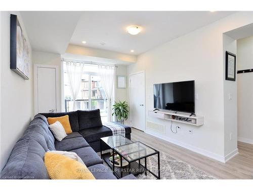 39-590 N Service Road, Hamilton, ON - Indoor Photo Showing Living Room