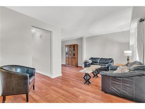 38-7340 Copenhagen Road, Mississauga, ON - Indoor Photo Showing Living Room