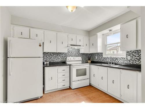 38-7340 Copenhagen Road, Mississauga, ON - Indoor Photo Showing Kitchen