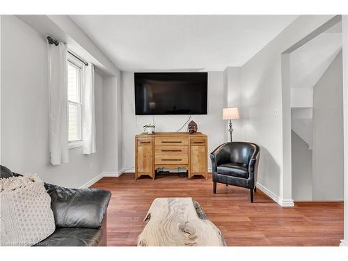 38-7340 Copenhagen Road, Mississauga, ON - Indoor Photo Showing Living Room