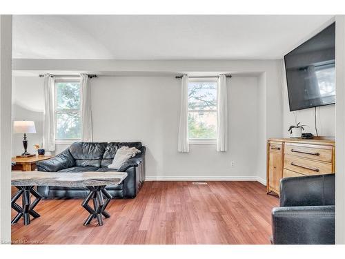 38-7340 Copenhagen Road, Mississauga, ON - Indoor Photo Showing Living Room