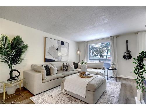 187 Ironstone Drive, Cambridge, ON - Indoor Photo Showing Living Room