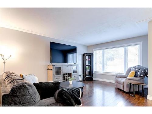 8 Meadow Crescent, Kitchener, ON - Indoor Photo Showing Living Room