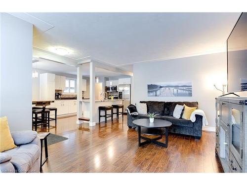 8 Meadow Crescent, Kitchener, ON - Indoor Photo Showing Living Room