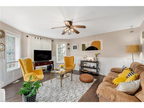 25 Bratt Drive, Windsor, ON - Indoor Photo Showing Living Room