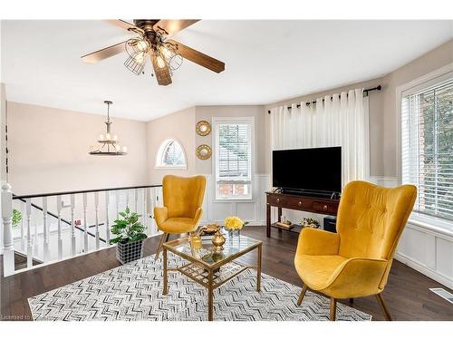 25 Bratt Drive, Windsor, ON - Indoor Photo Showing Living Room