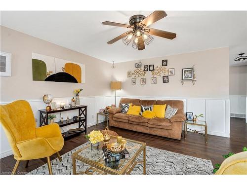 25 Bratt Drive, Windsor, ON - Indoor Photo Showing Living Room