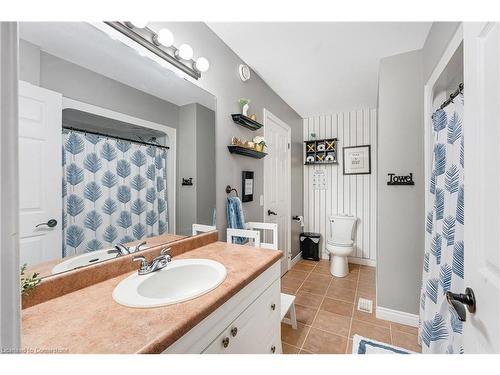 25 Bratt Drive, Windsor, ON - Indoor Photo Showing Bathroom