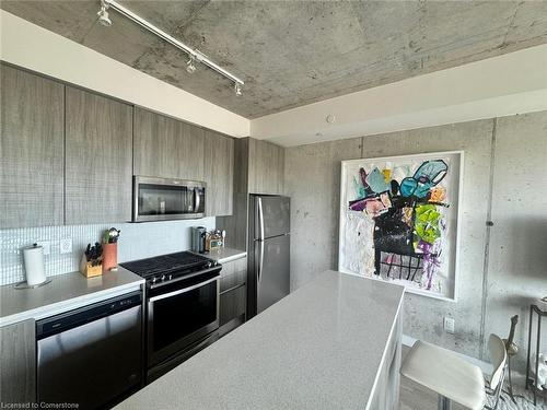 712-246 Logan Avenue, Toronto, ON - Indoor Photo Showing Kitchen