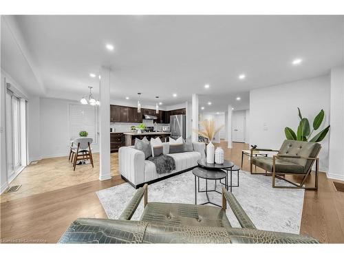 8412 Eva Boulevard, Niagara Falls, ON - Indoor Photo Showing Living Room