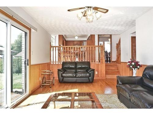 93 Old Chicopee Drive, Kitchener, ON - Indoor Photo Showing Living Room