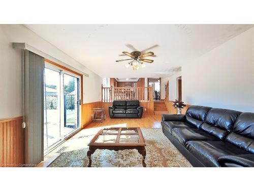 93 Old Chicopee Drive, Kitchener, ON - Indoor Photo Showing Living Room