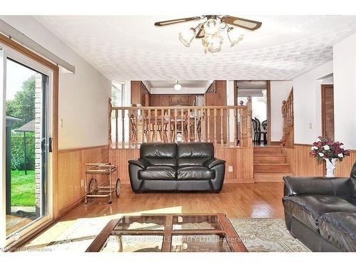 93 Old Chicopee Drive, Kitchener, ON - Indoor Photo Showing Living Room