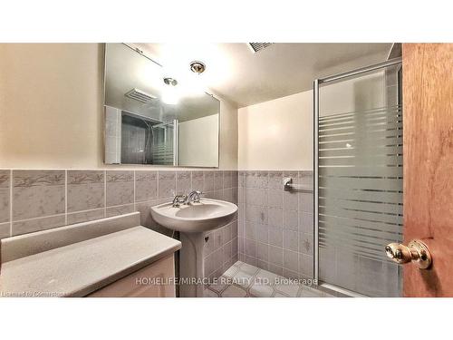 93 Old Chicopee Drive, Kitchener, ON - Indoor Photo Showing Bathroom