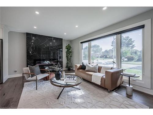 407 Beechwood Crescent, Burlington, ON - Indoor Photo Showing Living Room