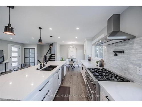 407 Beechwood Crescent, Burlington, ON - Indoor Photo Showing Kitchen With Double Sink With Upgraded Kitchen