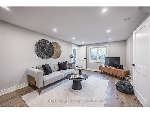 407 Beechwood Crescent, Burlington, ON - Indoor Photo Showing Living Room