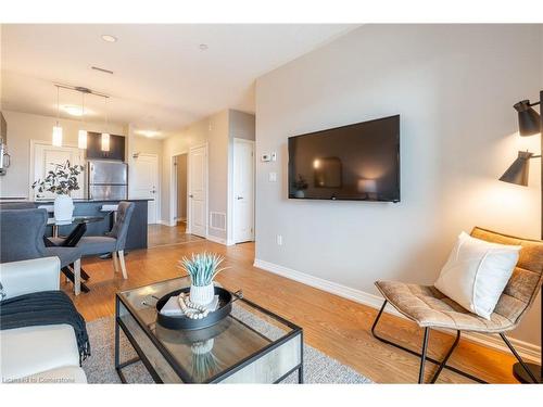 208-33 Whitmer Street, Milton, ON - Indoor Photo Showing Living Room