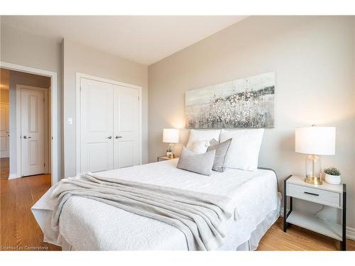 208-33 Whitmer Street, Milton, ON - Indoor Photo Showing Bedroom