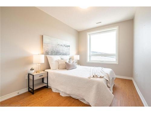 208-33 Whitmer Street, Milton, ON - Indoor Photo Showing Bedroom