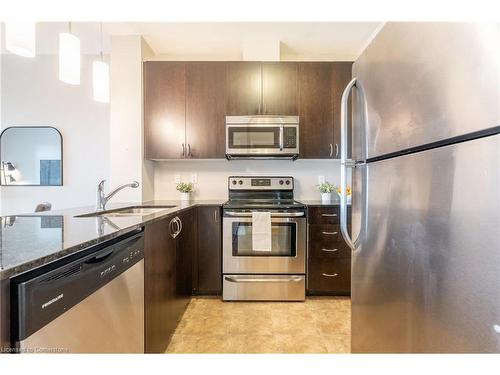 208-33 Whitmer Street, Milton, ON - Indoor Photo Showing Kitchen With Double Sink With Upgraded Kitchen