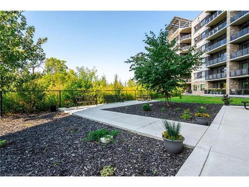 208-33 Whitmer Street, Milton, ON - Outdoor