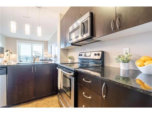 208-33 Whitmer Street, Milton, ON - Indoor Photo Showing Kitchen With Upgraded Kitchen