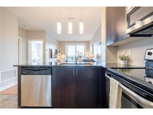 208-33 Whitmer Street, Milton, ON - Indoor Photo Showing Kitchen With Upgraded Kitchen