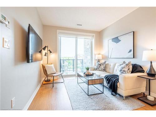 208-33 Whitmer Street, Milton, ON - Indoor Photo Showing Living Room