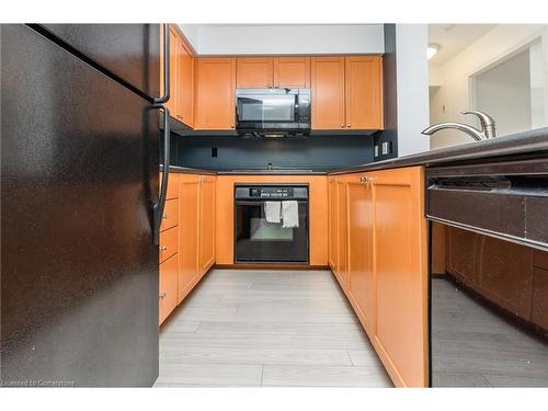 810-330 Adelaide Street E, Toronto, ON - Indoor Photo Showing Kitchen