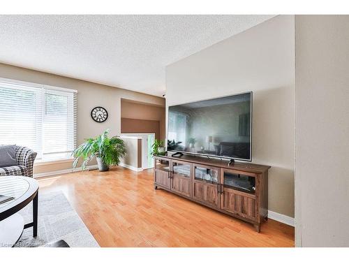 7232 Ridgeland Crescent, Mississauga, ON - Indoor Photo Showing Living Room