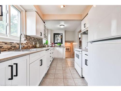 7232 Ridgeland Crescent, Mississauga, ON - Indoor Photo Showing Kitchen With Double Sink