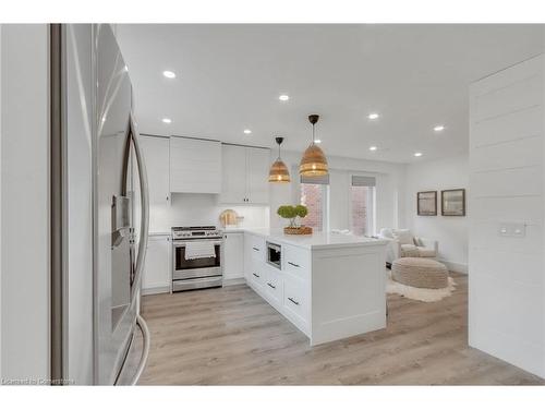 220 Westfield Trail, Oakville, ON - Indoor Photo Showing Kitchen With Upgraded Kitchen