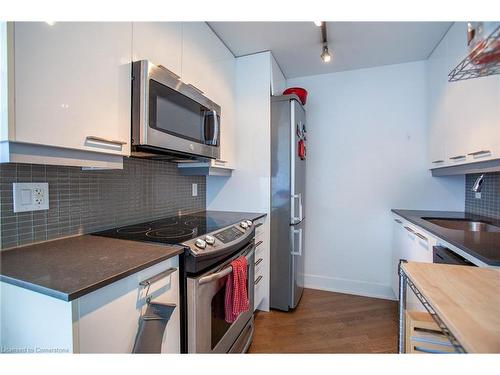 507-90 Trinity Street, Toronto, ON - Indoor Photo Showing Kitchen With Upgraded Kitchen