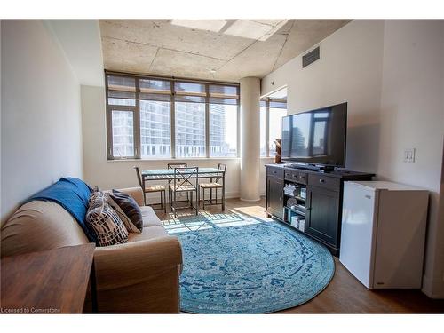 507-90 Trinity Street, Toronto, ON - Indoor Photo Showing Living Room