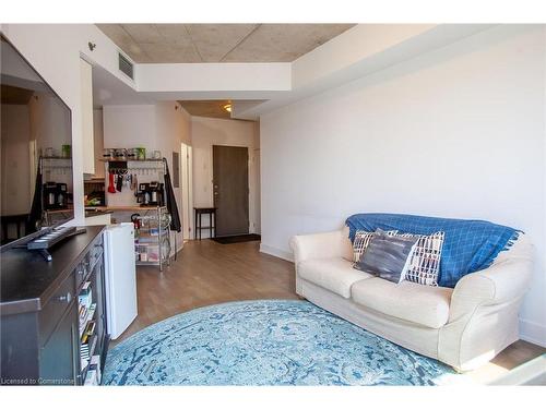 507-90 Trinity Street, Toronto, ON - Indoor Photo Showing Living Room