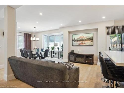 24 Peel Street, Dundas, ON - Indoor Photo Showing Living Room