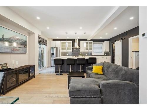 24 Peel Street, Dundas, ON - Indoor Photo Showing Living Room