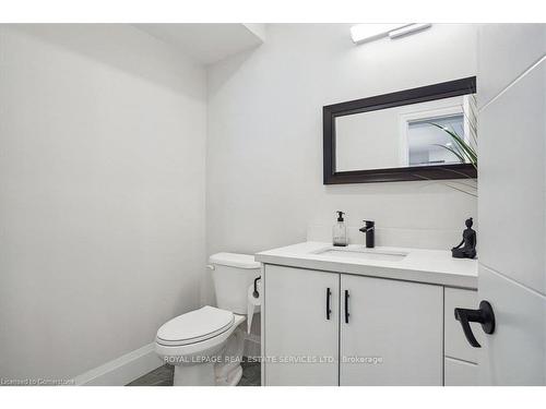 24 Peel Street, Dundas, ON - Indoor Photo Showing Bathroom