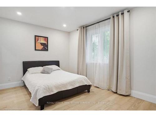 24 Peel Street, Dundas, ON - Indoor Photo Showing Bedroom