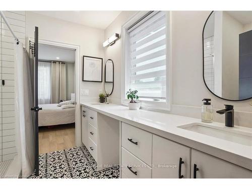 24 Peel Street, Dundas, ON - Indoor Photo Showing Bathroom